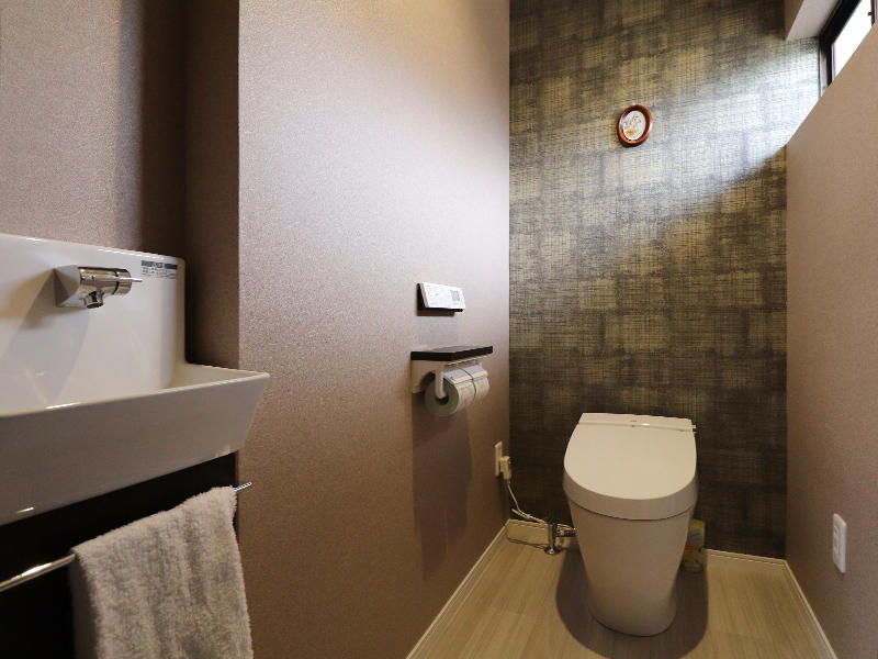 ゴールドの輝きをまとった壁～和のトイレ空間｜滋賀のリフォーム店 匠工房
