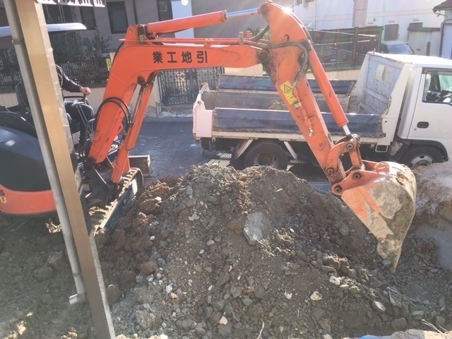 駐車場を拡張してます。まずは、土出し。重機を使い、掘り出していきます。担当:吉田、藤田、滝本