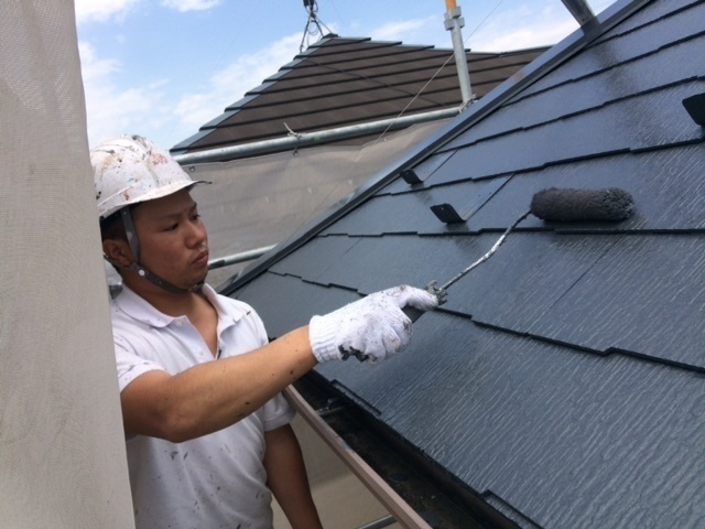 本日は屋根の塗装です。大きい面はローラーを使い、細部は刷毛を使って塗り残しのないよう丁寧に塗っていきます。担当：伊藤