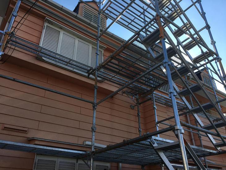 足場屋さんは上手に空間をイメージして足場を建てていかれます。明日は外壁洗浄！担当：吉田