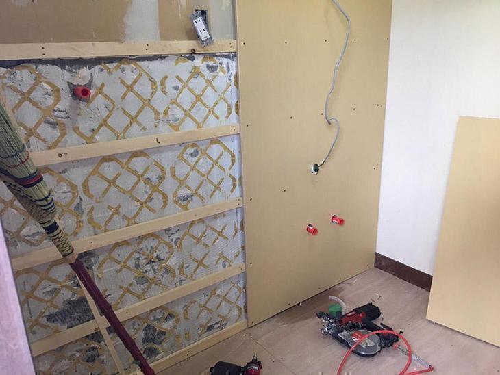 脱衣室のタイルを取りクロスを貼るので、壁の下地を造り石膏ボードを貼ります。担当：稲田