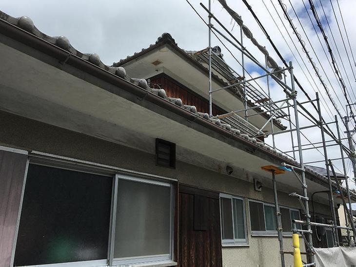 破風板を塗装するための足場です。これで安全に作業できます。担当：吉田