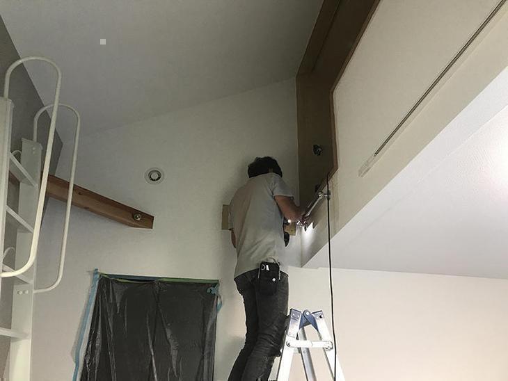 新築時に蓋をしてしまっていたロフトを使用できるように開口を設け、ロフト階段が設置できるように下地補強をしています。担当：田中