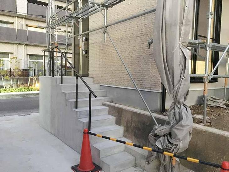 増築した建物へのアプローチ階段が完成しました担当：鈴木