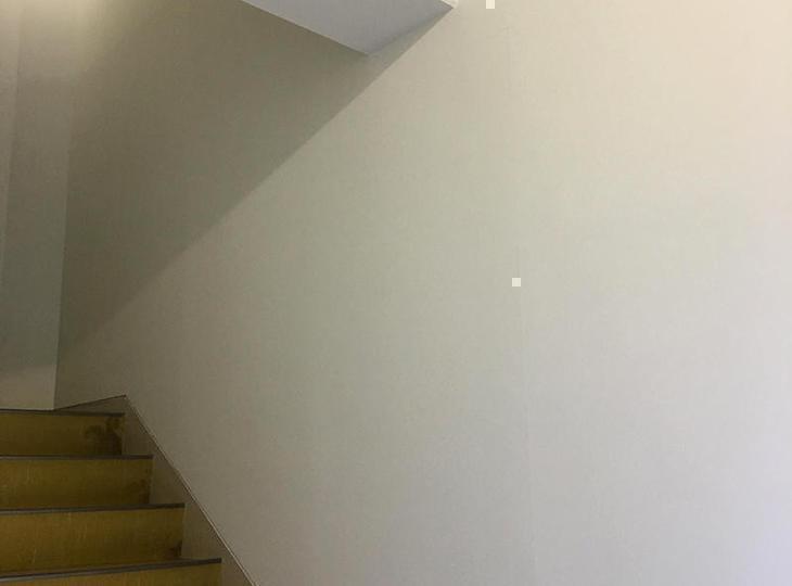 避難階段壁面の塗装です。作業後足場を撤去しました。担当：吉田