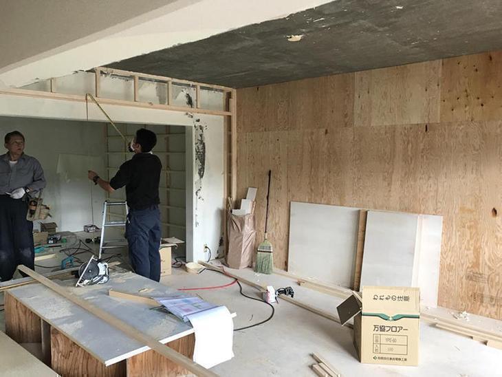 マンションの内装工事です。防音性能のある束を使い床を上げフロアタイルを貼っていきます。建具も新しいものを取り付けるので壁に下地を造作しています。担当：稲田