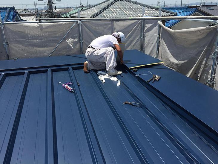 ガルバリウム鋼板の綺麗な屋根。仕上げ工事を進めています。担当：内田