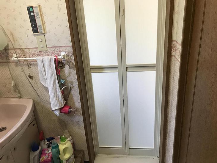 浴室のドアを交換しました！経年劣化でドアが閉まらなくなっていましたが、これで今日から水ハネなど心配せずお風呂に入れます！担当：高田