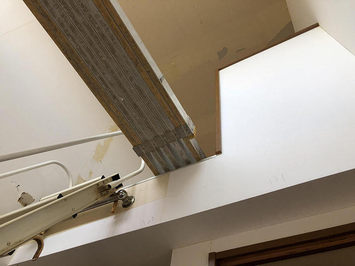 洋室のクロスを張り替えています。ロフト部分や張りにくい箇所は脚立などを利用して張り替えていきます！担当：上田滉大