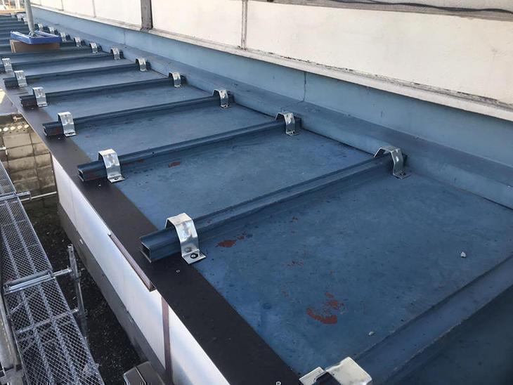 既存の瓦棒屋根を新たに屋根材を施工する為のフレームを取付けていきます。担当：安達・山中