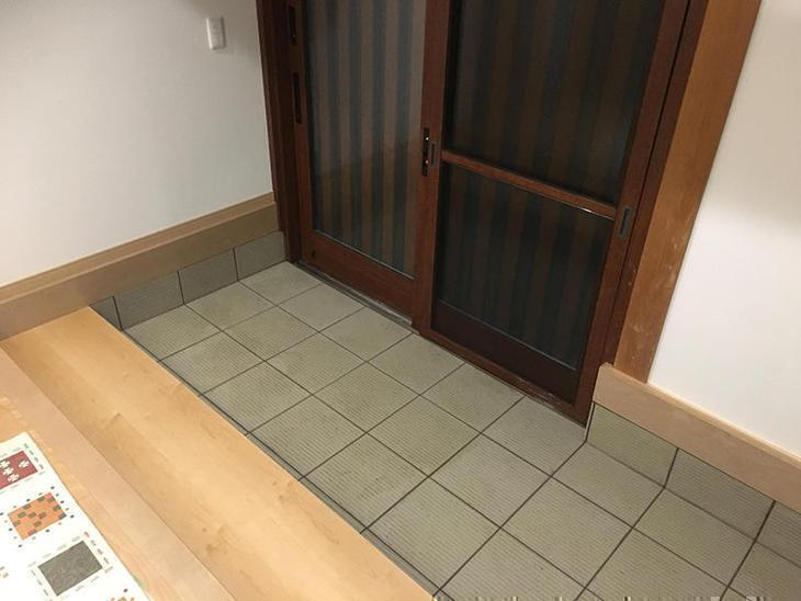 玄関タイルが貼れました。タイルはかっこいいですね。担当：吉田