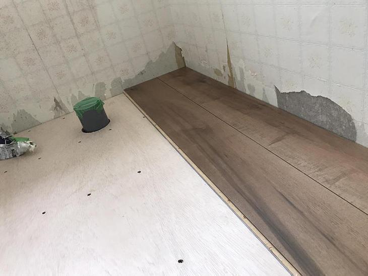 元々タイル貼りだったトイレの床をフロアに貼り替えてます！担当：高見・森井