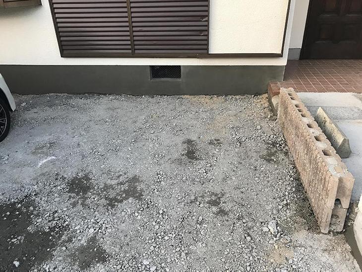 砂利の駐車場をコンクリート打設するため土をすきとりました。雨がたまらないように勾配もつけていきます。担当：高田