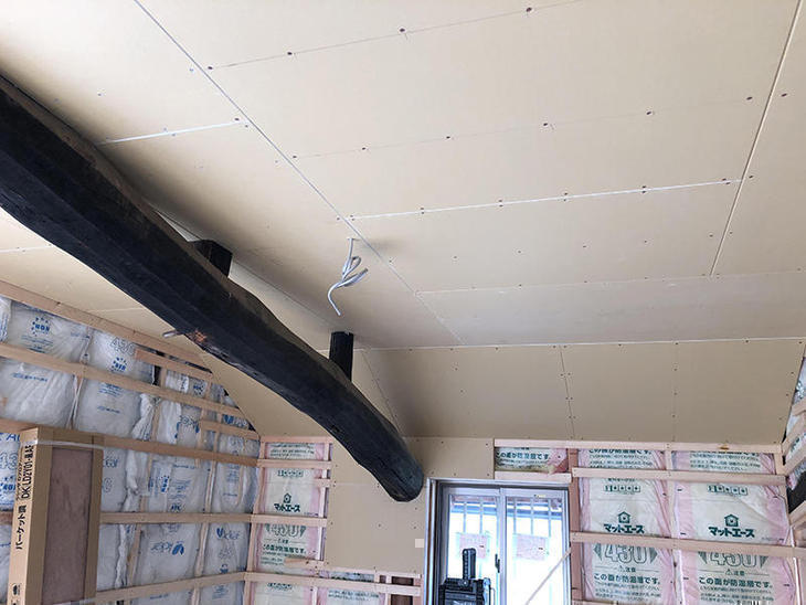 洋室の天井が貼れました。丸太の梁は化粧で見せます。担当：有田