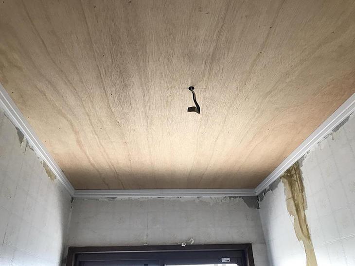 トイレの天井を貼り替えました。廻り縁もつけました！担当：高見・森井