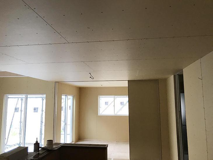 壁と天井の石膏ボード張り完了しております。担当：森井