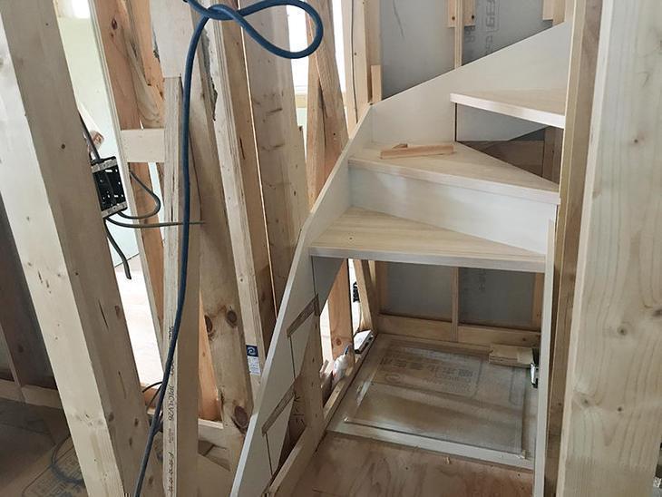 LIXILの側板仕様の階段を施工してもらってます。担当：森井