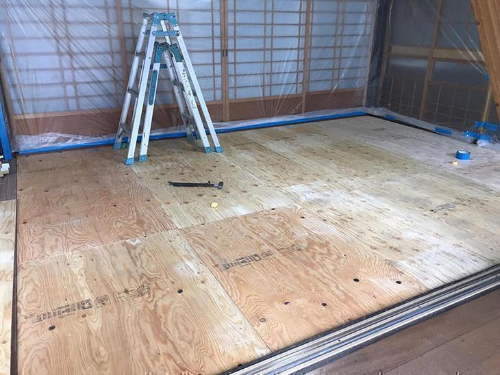 和室の畳を引き上げて床板を貼りました。これから天井の下地を作っていきます。担当：高見・森井
