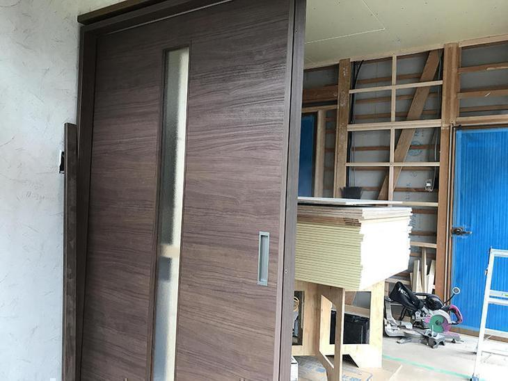 内装建具を取り付けました！今回は、片引き扉を取り付け、裏側に棚等を置けるようにしました！担当：高田・吉田・中嶋