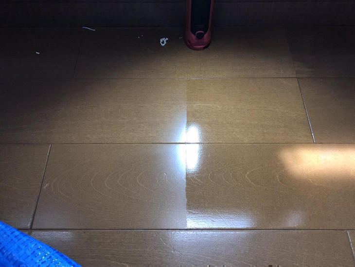 左：コーティング前・右：コーティング後  こんなに綺麗になり艶が全然違います！！ フローリングも長持ちしますので是非いかがでしょうか？  担当：山中・木下