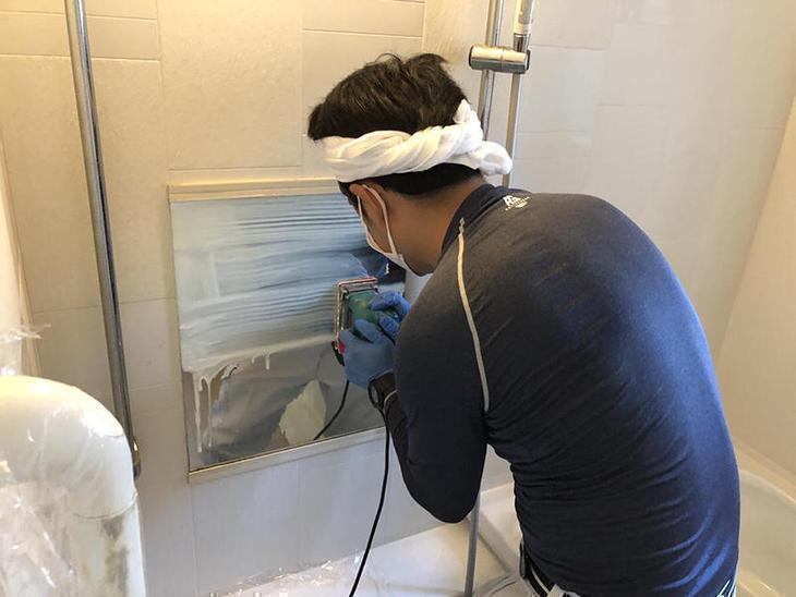 浴室内のガラスの汚れは、機械で磨きます。担当：中島凌太