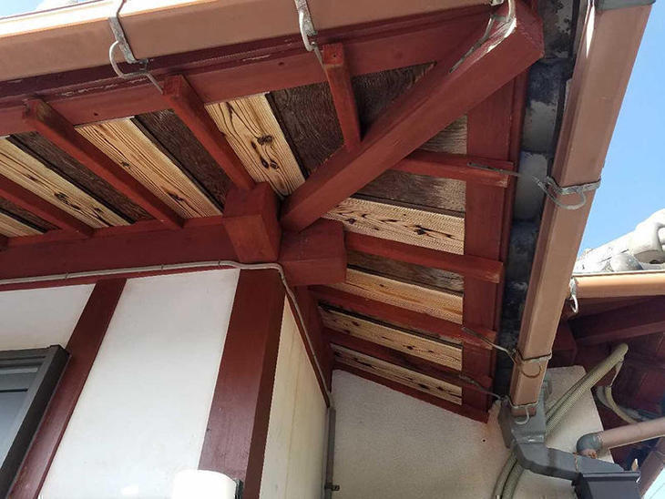 古くなった軒天井に新しい軒材を貼っていきます。担当：亀田