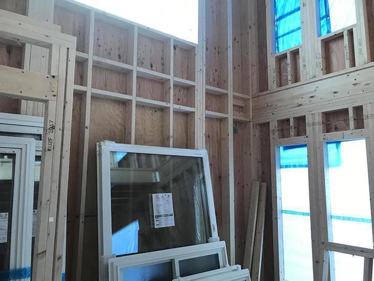 YKKの樹脂サッシの取り付け工事をしていきます。担当：森井