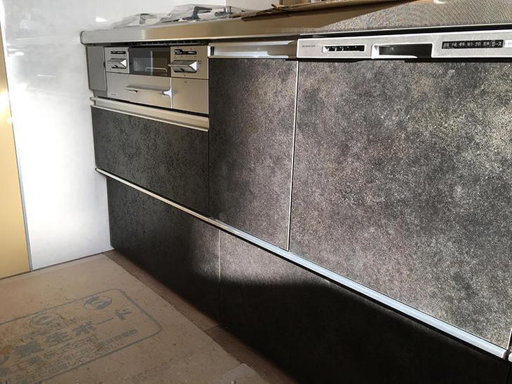 クリナップのキッチンが出来上がりつつあります。かっこいい扉面材です。担当：吉田・山中