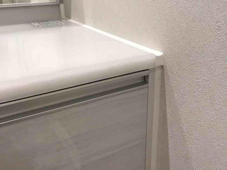 洗面台とクロスの間に防水性に優れたコーキングを打ちました。担当：藤井・田中