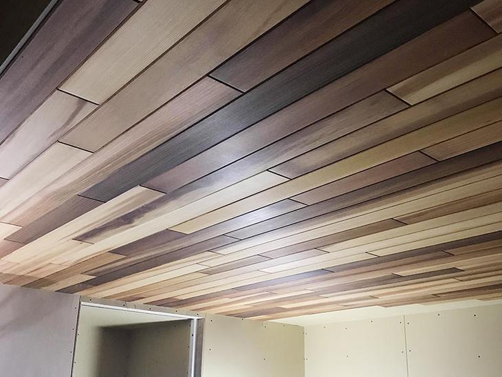 天井化粧羽目板を貼ってもらってます。とても印象よくなります。担当：森井