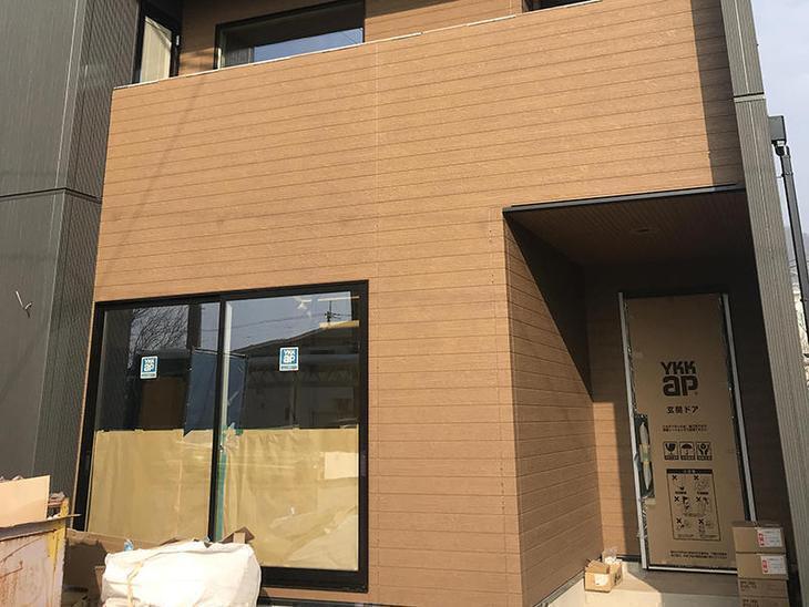 足場が解体となりましたので、お家の全容が見せるようになりました。かっこいいですね！担当：森井
