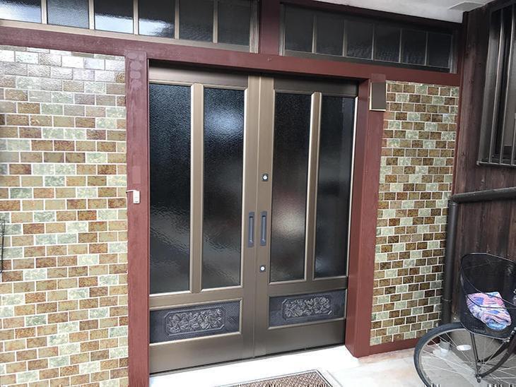 玄関扉の交換が終わりました！その後、柱等を塗りなおしました！担当：高田