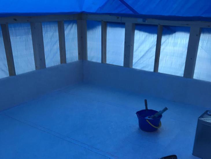 ベランダにファイバーマットを敷いて、FRP防水層を形成してもらいます。担当：森井