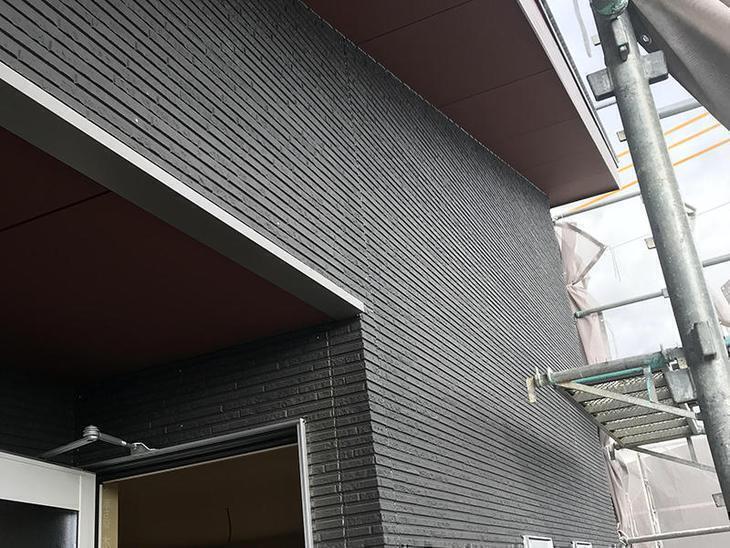 外壁も貼れまして、軒天にも塗装していよいよ外工事出来上がってきました。担当：森井