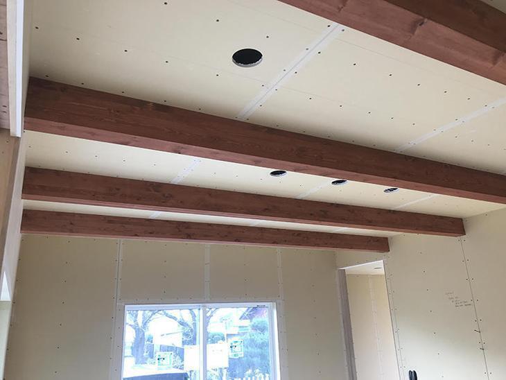 リビングの化粧梁に塗装を行っています。担当：森井