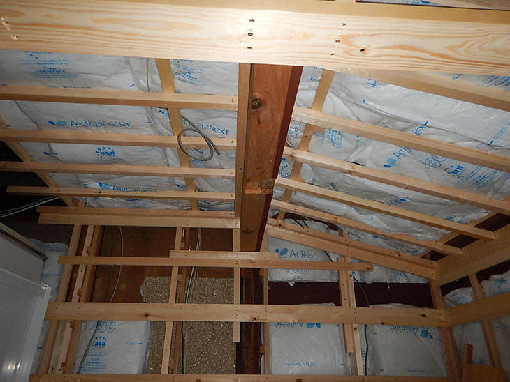 既存の梁を利用し、天井と壁の下地を作っていきます！担当：古屋・高見