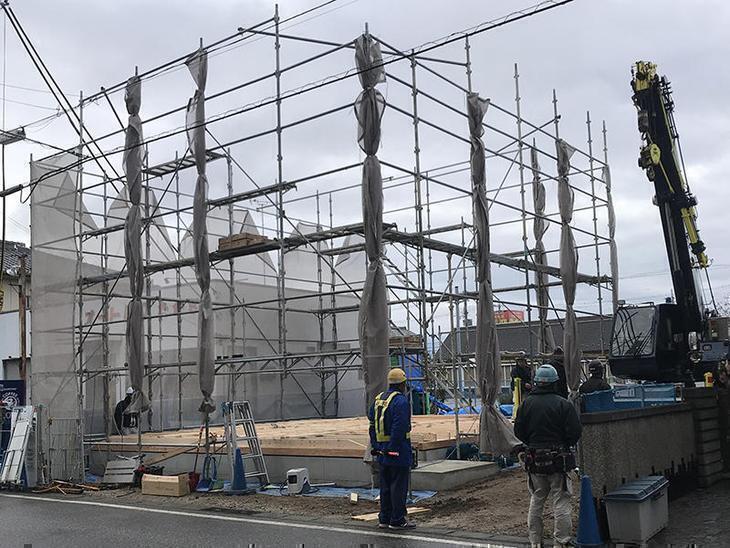 棟上げ状況です。1日で屋根までの構造をすべて組んでいきます。担当：森井