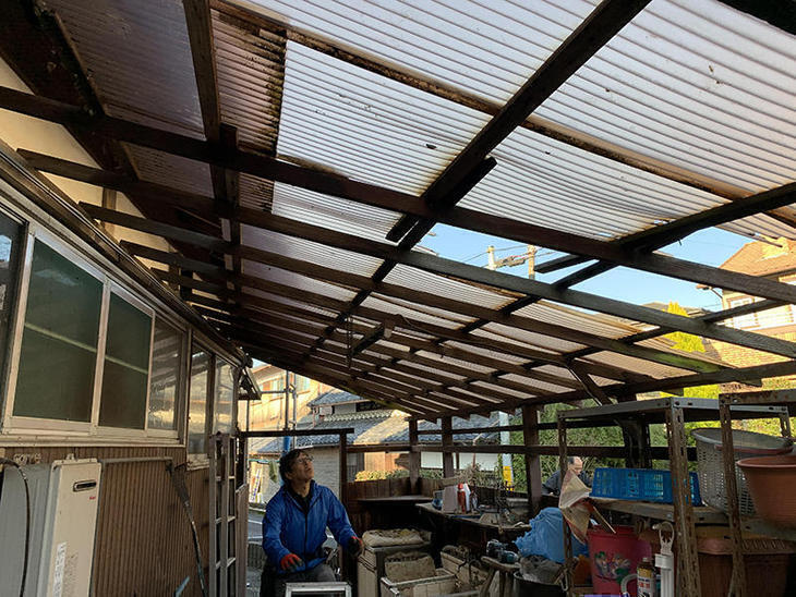 木製のテラスを解体して新しくテラスを組み立てます。担当：亀田・濵﨑