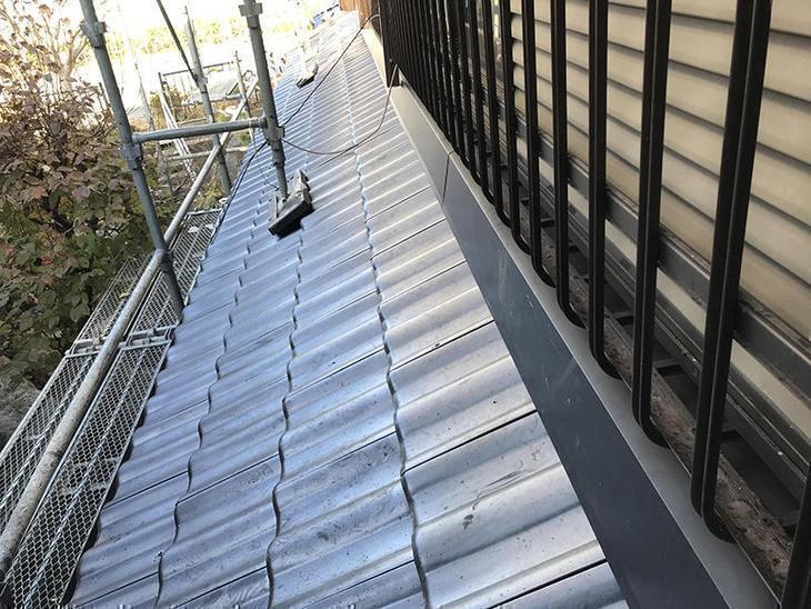 大屋根に続き、下屋の葺き替えができました。このあと壁際の水切り板金を入れて、焼き板を貼っていきます！担当：髙田