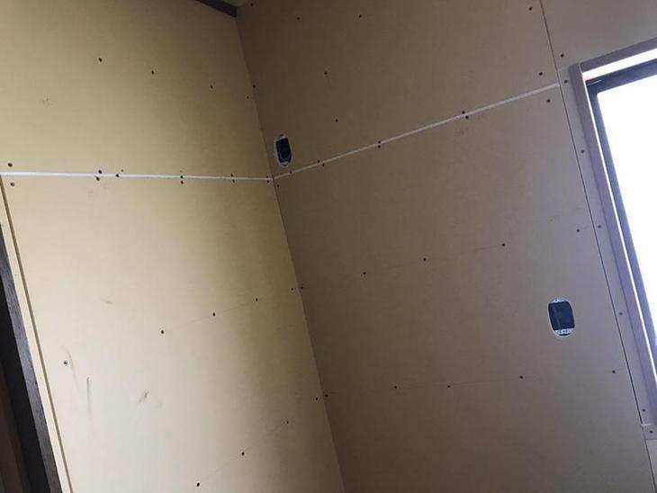 キッチン下地のボード貼りが終わりました。スイッチ・コンセントの位置に穴をあけてもらいました。担当：高見・古屋