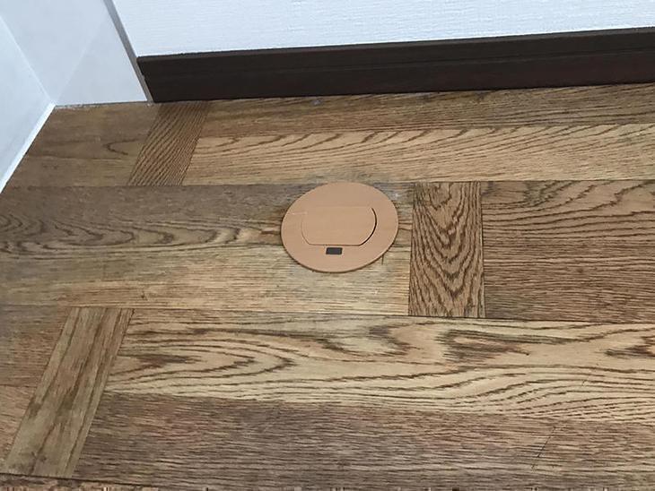 床にアップコンセントをつけました！担当：高見・森井