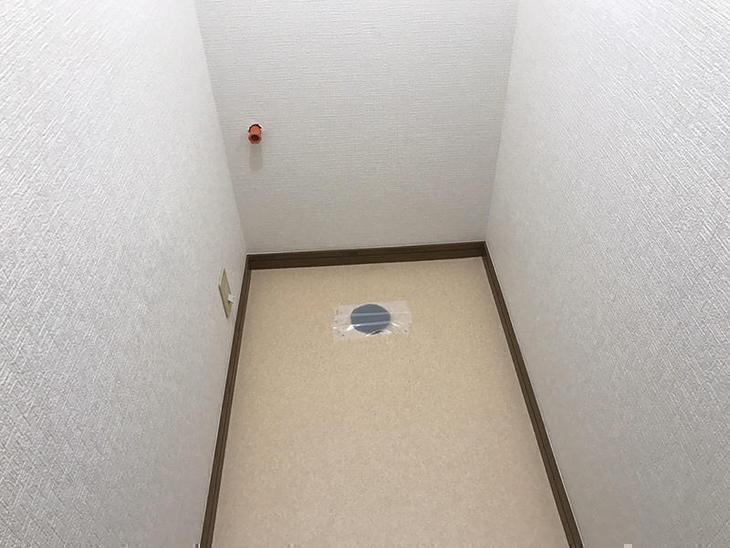 トイレを外し、クッションフロアと壁・天井のクロスを貼り替えました！担当：古屋・高見