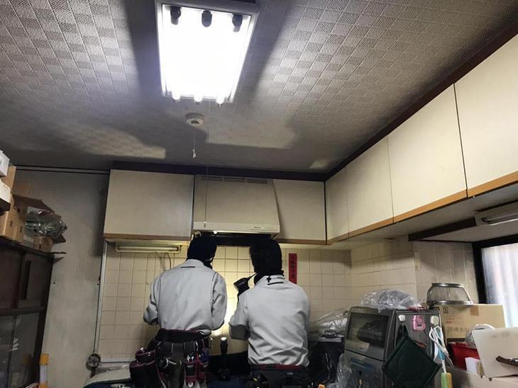 レンジフードの交換を行います！既存のレンジフードを取り外しています。　担当：渡邊