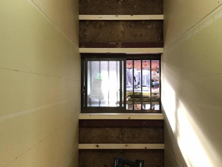 壁、床、天井の下地造作を行っています。床の断熱材も入れて以前より暖かくなります。担当：渡邊