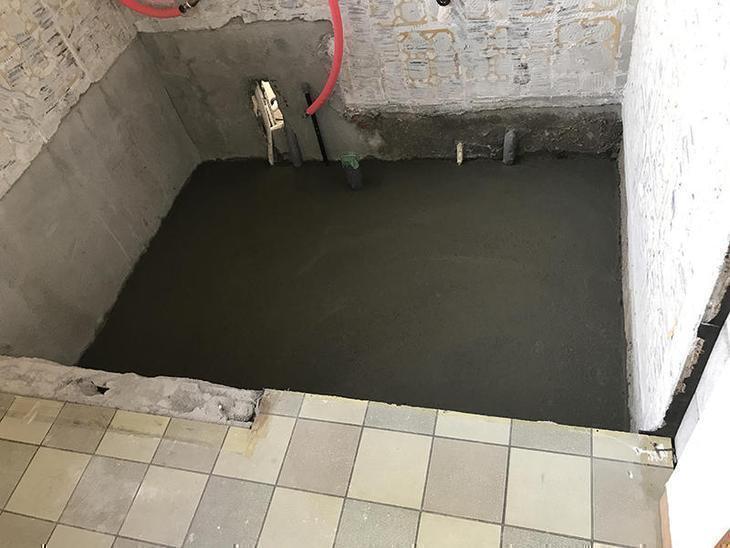 ユニットバスを組み立てるために、土間打ちをしました。担当：高見・森井