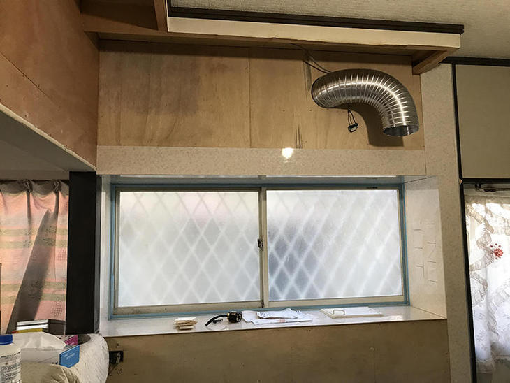 換気扇のダクト配管を新たに取り付けました。担当：岩城