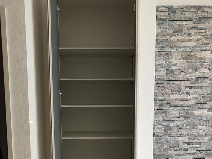 収納に可動棚を取り付けました！自由に高さを変えれるので便利ですね。担当：岩城