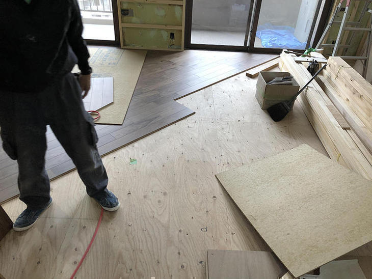 床組が終わり、フロアを貼っています。お客様の指定で斜めにフロアを貼っています。担当：有田