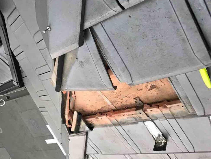 割れた瓦を新しい瓦と交換します！担当：岩城