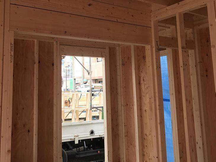 ツーバイフォーの構造になるので、外周部に構造用合板が貼られています。担当：森井